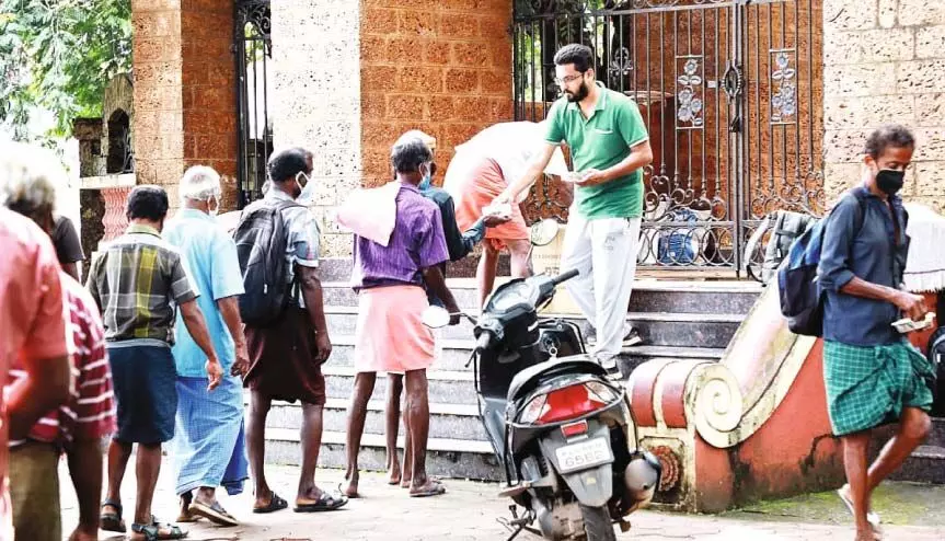 തെരുവ് ജീവിതങ്ങളുടെ ഹൃദയമൂട്ടി നിഖിൽ; ദൗത്യത്തിന് ഒരു വയസ്സ് തെരുവ് ജീവിതങ്ങളുടെ ഹൃദയമൂട്ടി നിഖിൽ; ദൗത്യത്തിന് ഒരു വയസ്സ്