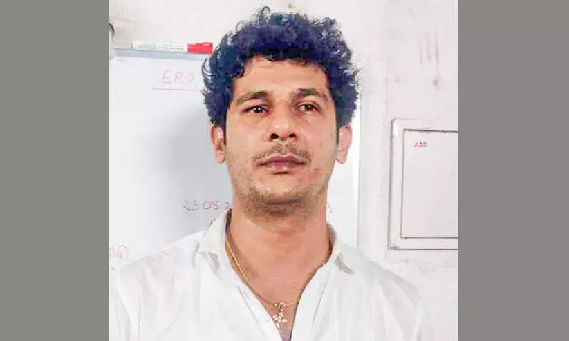 വീട്ടില് സൂക്ഷിച്ച രണ്ടുകിലോ കഞ്ചാവുമായി യുവാവ് അറസ്റ്റിൽ വീട്ടില് സൂക്ഷിച്ച രണ്ടുകിലോ കഞ്ചാവുമായി യുവാവ് അറസ്റ്റിൽ