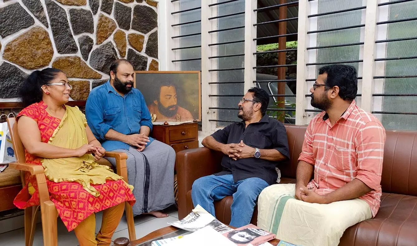 പ​ത്മ​രാ​ജ​​ന്റെ മ​ക്ക​ൾ​ക്കൊ​പ്പം സു​രേ​ഷ്​ ഉ​ണ്ണി​ത്താ​നും സ​ന്ദീ​പ്​ കെ. ​രാ​ജും