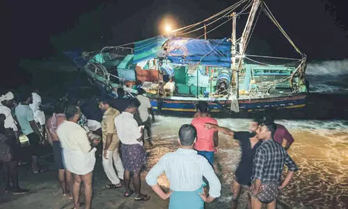എൻജിന്‍ തകരാർ, മത്സ്യബന്ധന ബോട്ട് അപകടത്തിൽപെട്ടു; കോസ്റ്റല്‍ പൊലീസിനെ വിളിച്ചപ്പോൾ രക്ഷിക്കാൻ ക​യറില്ലെന്ന്