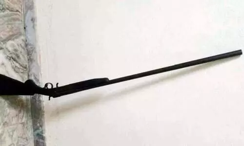 എക്സൈസ് സംഘത്തിനുനേരെ തോക്ക് വലിച്ചെറിഞ്ഞ് നായാട്ടുസംഘം രക്ഷപ്പെട്ടു