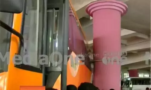 കോഴിക്കോട് കെ.എസ്.ആർ.ടി.സി സ്റ്റാൻഡിലെ തൂണുകൾക്കിടയിൽ കുടുങ്ങി സ്വിഫ്റ്റ് ബസ്