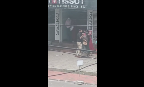 നടുറോഡിൽ യുവതിയെ ക്രൂരമായി തല്ലി ബ്യൂട്ടിപാർലർ ഉടമയായ സ്ത്രീ നടുറോഡിൽ യുവതിയെ ക്രൂരമായി തല്ലി ബ്യൂട്ടിപാർലർ ഉടമയായ സ്ത്രീ