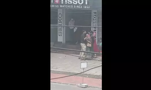 നടുറോഡിൽ യുവതിയെ ക്രൂരമായി തല്ലി ബ്യൂട്ടിപാർലർ ഉടമയായ സ്ത്രീ