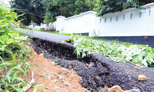 രണ്ടുമാസം മുമ്പ് നിർമിച്ച റോഡ് മഴയിൽ ഒലിച്ചുപോയി രണ്ടുമാസം മുമ്പ് നിർമിച്ച റോഡ് മഴയിൽ ഒലിച്ചുപോയി