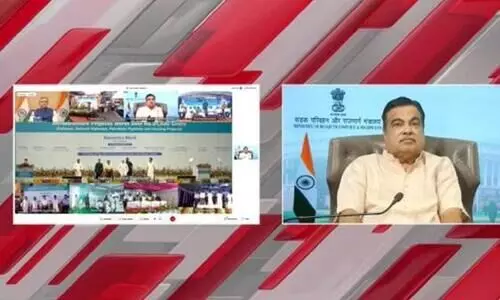 തമിഴ്ത്തായ്​ വാഴ്ത്ത്​ ഗാനാലാപന സമയത്ത്​ കേന്ദ്രമന്ത്രി നിതിൻ ഗഡ്​കരി എഴുന്നേറ്റ്​ നിൽക്കാത്തത്​ വിവാദമാവുന്നു