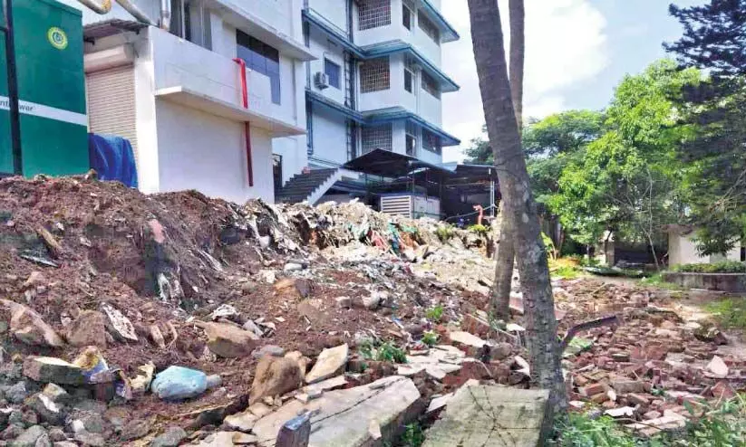 തിരൂർ ജില്ല ആശുപത്രിയുടെ മതിൽ വീണത് ബി.എസ്.എൻ.എൽ എക്സ്ചേഞ്ച് വളപ്പിലേക്ക്
