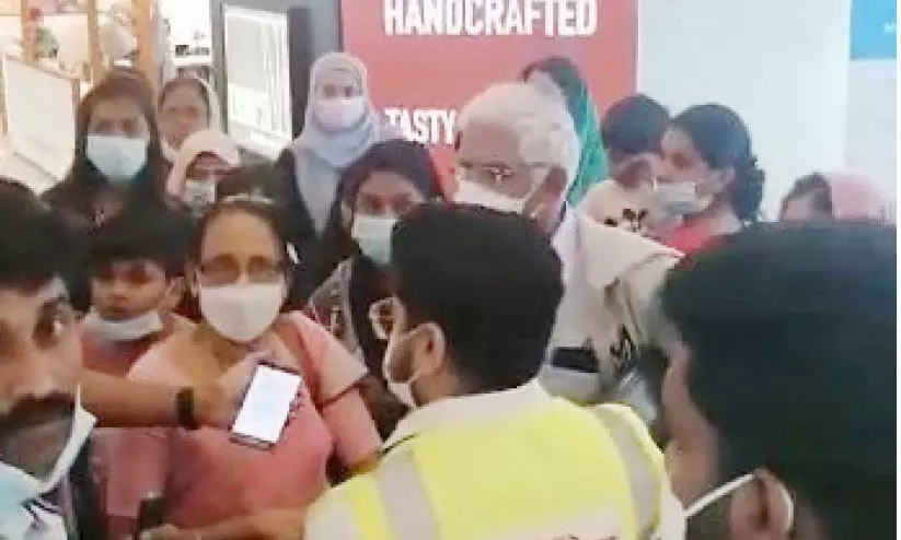 എയർ ഇന്ത്യ വിമാനം വൈകി: യാത്രക്കാർക്ക് 30 മണിക്കൂർ ദുരിതം എയർ ഇന്ത്യ വിമാനം വൈകി: യാത്രക്കാർക്ക് 30 മണിക്കൂർ ദുരിതം