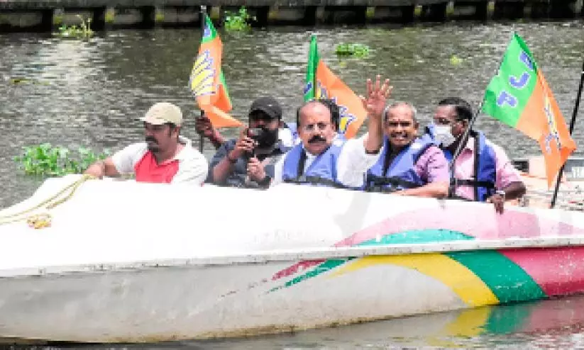 താമര വിരിയിക്കാൻ ജലയാത്ര