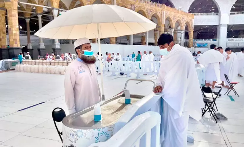 സംസം വിതരണം ചെയ്യുന്നവർക്ക് കുടകൾ