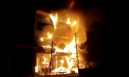 നോയിഡയിൽ നാലു നില കെട്ടിടത്തിൽ തീപിടിത്തം; ആളപായമില്ല