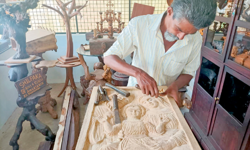 മരത്തടികളിൽനിന്ന് വിസ്മയശിൽപങ്ങൾ തീർത്ത് ജോപ്പച്ചൻ