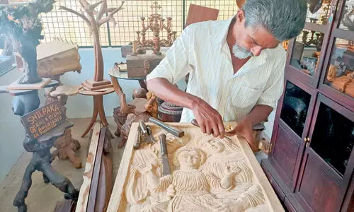 മരത്തടികളിൽനിന്ന് വിസ്മയശിൽപങ്ങൾ തീർത്ത് ജോപ്പച്ചൻ