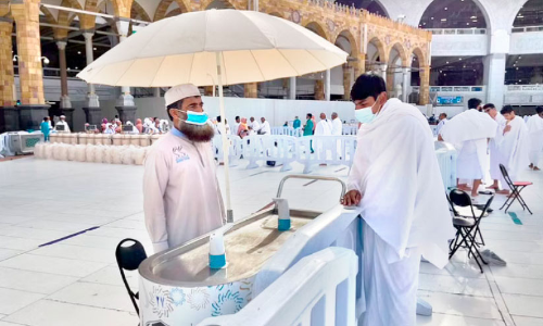 സംസം വിതരണം ചെയ്യുന്നവർക്ക് കുടകൾ