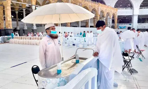 സംസം വിതരണം ചെയ്യുന്നവർക്ക് കുടകൾ