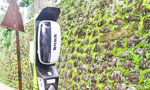 വൈദ്യുതി പോസ്റ്റിൽ ഇലക്ട്രിക് ചാർജിങ് ബൂത്ത്‌