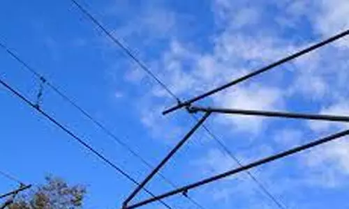 വൈദ്യുതി ലൈനിൽനിന്ന് ഷോക്കേറ്റ് റെയിൽവേ ജീവനക്കാരന് ഗുരുതര പരിക്ക്