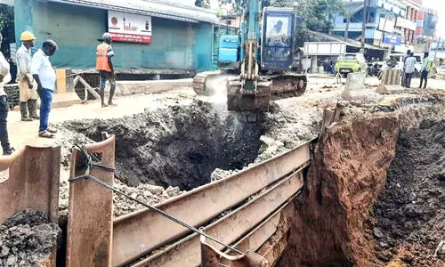 നെല്ലിപ്പള്ളിയിൽ റോഡ് ഇടിഞ്ഞുതാണു; പുനലൂർ-പത്തനാപുരം റോഡിൽ ഗതാഗതം മുടങ്ങി