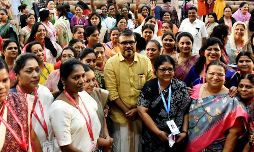 വതിനാ സംവരണവും നവമാധ്യമങ്ങളിലെ അതിക്രമങ്ങൾക്കെതിരെ നിയമനിർമാണവും ആവശ്യപ്പെട്ട് ദേശീയ വനിതാ നിയമസഭാംഗങ്ങളുടെ സമ്മേളനം