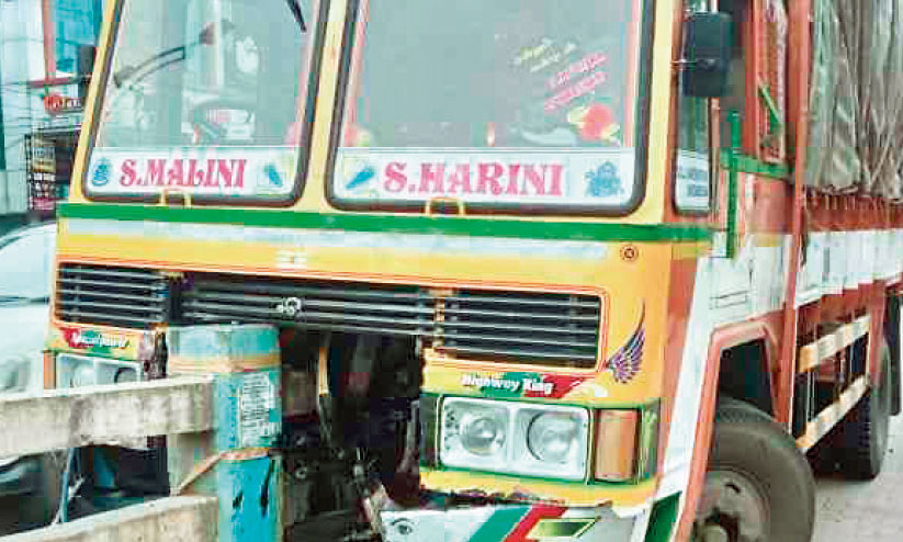 അങ്ങാടിപ്പുറം മേൽപാലത്തിൽ വീണ്ടും അപകടം അങ്ങാടിപ്പുറം മേൽപാലത്തിൽ വീണ്ടും അപകടം