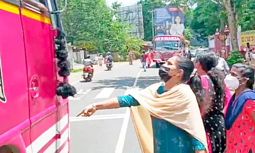 സ്വകാര്യ ബസുകളുടെ അമിതവേഗം; ചൂലെടുക്കുമെന്ന് അമ്മമാർ സ്വകാര്യ ബസുകളുടെ അമിതവേഗം; ചൂലെടുക്കുമെന്ന് അമ്മമാർ