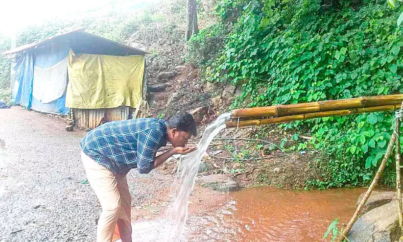 വഴിയാത്രികരുടെ ദാഹമകറ്റി ളാഹയിലെ നീരൊഴുക്ക് വഴിയാത്രികരുടെ ദാഹമകറ്റി ളാഹയിലെ നീരൊഴുക്ക്