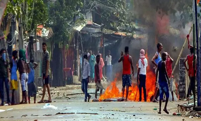 പശ്ചിമ ബംഗാളിൽ ടി.എം.സി നേതാക്കളുടെ ബോംബാക്രമണം; 12 വീടുകൾ തകർന്നു പശ്ചിമ ബംഗാളിൽ ടി.എം.സി നേതാക്കളുടെ ബോംബാക്രമണം; 12 വീടുകൾ തകർന്നു