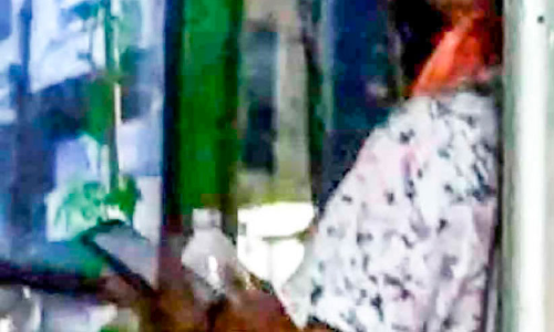 ഇരുകൈയും വിട്ട് ബസ് ഓടിച്ചു; ലൈസൻസ് മൂന്നു മാസത്തേക്ക് റദ്ദാക്കി ഇരുകൈയും വിട്ട് ബസ് ഓടിച്ചു; ലൈസൻസ് മൂന്നു മാസത്തേക്ക് റദ്ദാക്കി