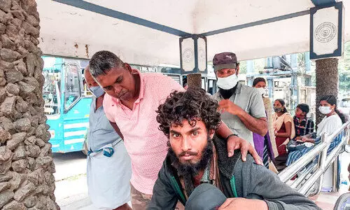 തെരുവിൽ അലഞ്ഞ യുവാവിനെ തെരുവോരം മുരുകൻ ഏറ്റെടുത്തു തെരുവിൽ അലഞ്ഞ യുവാവിനെ തെരുവോരം മുരുകൻ ഏറ്റെടുത്തു