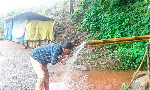 വഴിയാത്രികരുടെ ദാഹമകറ്റി ളാഹയിലെ നീരൊഴുക്ക് വഴിയാത്രികരുടെ ദാഹമകറ്റി ളാഹയിലെ നീരൊഴുക്ക്