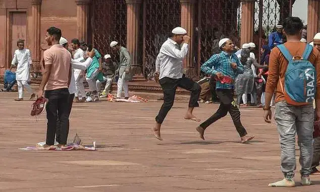 തൊപ്പി ധരിച്ച് കോളേജിലെത്തിയ മുസ്‌ലിം യുവാവിനെ മർദിച്ച സംഭവം: പൊലീസുകാരനടക്കം ഏഴുപേർക്കെതിരെ കേസ്