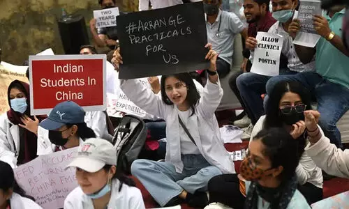 ചൈനയിലെ ഇന്ത്യൻ മെഡിക്കൽ വിദ്യാർഥികൾ പ്രതിഷേധവുമായി ഡൽഹിയിൽ