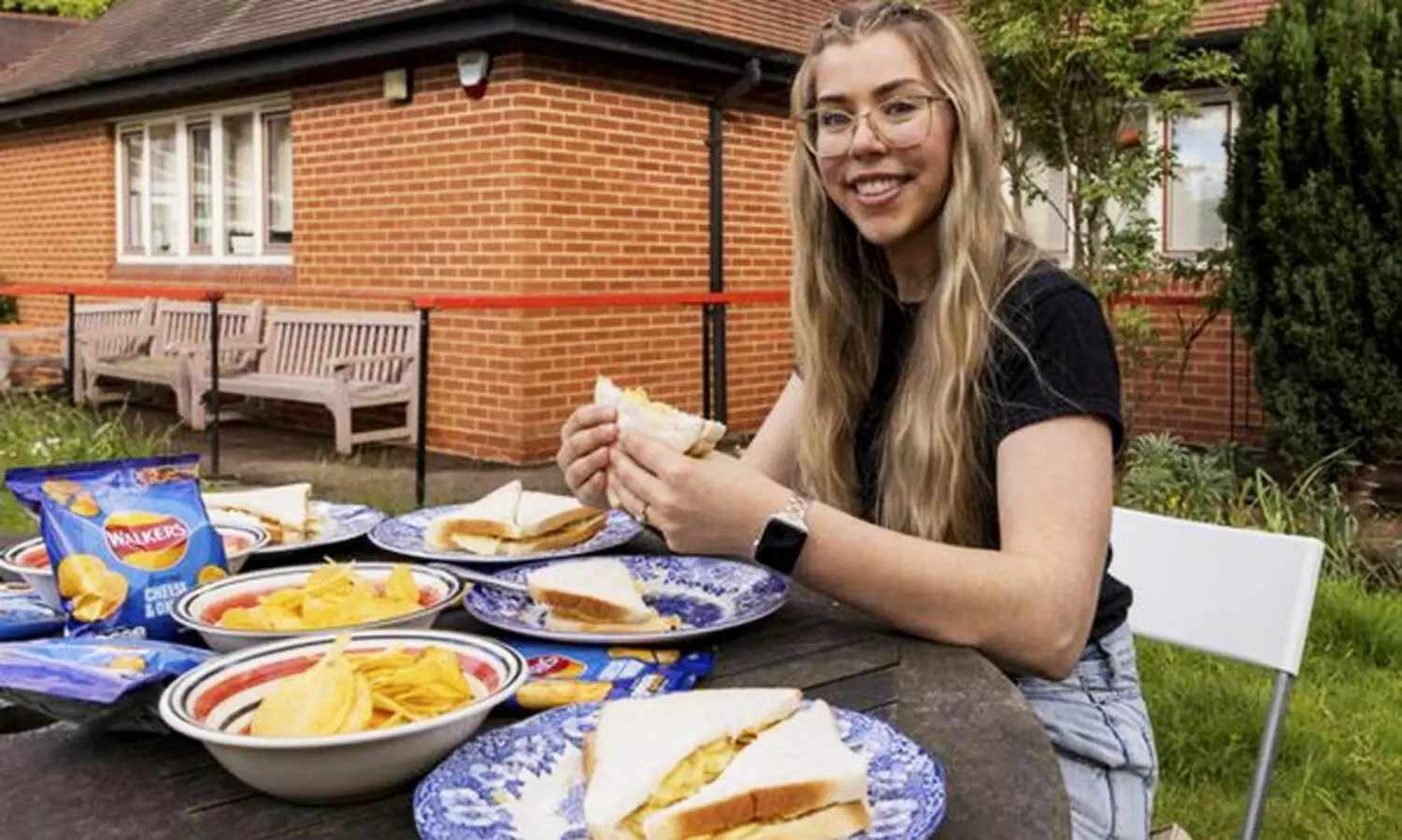 23 വർഷവും സാന്‍വിച്ച്  മാത്രം കഴിച്ചു; മറ്റ് ഭക്ഷണങ്ങൾ കഴിക്കാൻ യുവതിയെ ഹിപ്നോട്ടിസം ചെയ്ത് മാതാപിതാക്കൾ