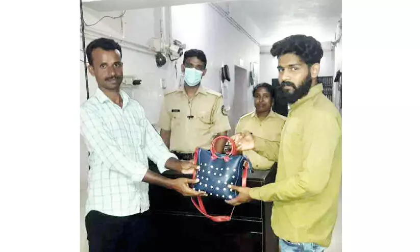 ഓട്ടോയിൽ മറന്നുവെച്ച സ്വർണാഭരണം അടങ്ങിയ ബാഗ് തിരികെ നൽകി ഡ്രൈവർ