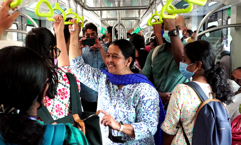 വോട്ടെല്ലാം യന്ത്രത്തിലാക്കാൻ... മെട്രോയിൽ ഉമ, വീടുകൾ കയറി ജോ ജോസഫും രാധാകൃഷ്ണനും വോട്ടെല്ലാം യന്ത്രത്തിലാക്കാൻ... മെട്രോയിൽ ഉമ, വീടുകൾ കയറി ജോ ജോസഫും രാധാകൃഷ്ണനും