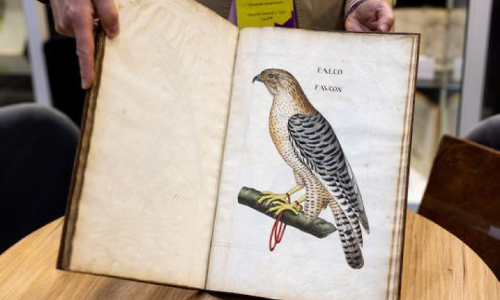 സ്വർണ ഖുർആനും 11 ദശലക്ഷം ദിർഹം   വിലയുള്ള അപൂർവ പുസ്തകവും