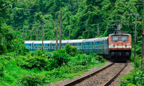 സ്വപ്​ന ട്രാക്കിലൂടെ കൂകിപ്പാഞ്ഞ് പാലരുവി എക്സ്​പ്രസ്