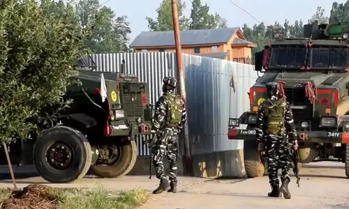 പുൽവാമയിൽ ഭീകരനെ വധിച്ചു; ഏറ്റുമുട്ടൽ തുടരുന്നു