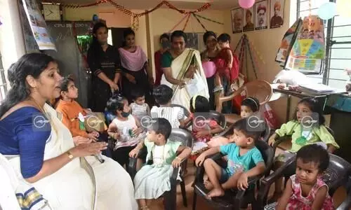 photo: ജോൺസൻ വി. ചിറയത്ത് / അംഗൻവാടി പ്രവേശനോത്സവ ദിനമായിരുന്ന ഇന്ന് തൃശൂർ അമ്മാടം ബട്ടർഫ്ലൈ അംഗൻവാടിയിലെത്തിയ കുരുന്നുകൾ അധ്യാപികയോടും രക്ഷകർത്താക്കളോടുമൊത്ത്....