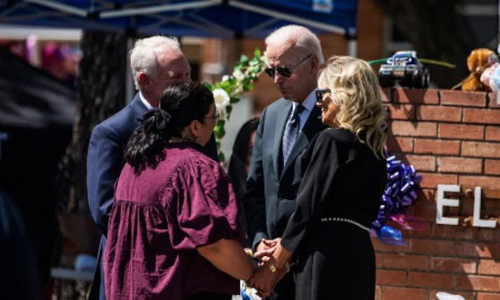 തോക്ക് ലോബിക്കെതിരെ എന്തെങ്കിലും ചെയ്യൂ: ടെക്സസ് സന്ദർശനത്തിനിടെ ബൈഡനോട് ജനക്കൂട്ടത്തിന്‍റെ അഭ്യർഥന