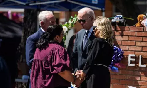 തോക്ക് ലോബിക്കെതിരെ എന്തെങ്കിലും ചെയ്യൂ: ടെക്സസ് സന്ദർശനത്തിനിടെ ബൈഡനോട് ജനക്കൂട്ടത്തിന്‍റെ അഭ്യർഥന