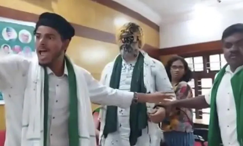 കർഷക നേതാവ് രാകേഷ് ടികായതിന് നേരെ ബംഗളൂരുവിൽ മഷി ആക്രമണം