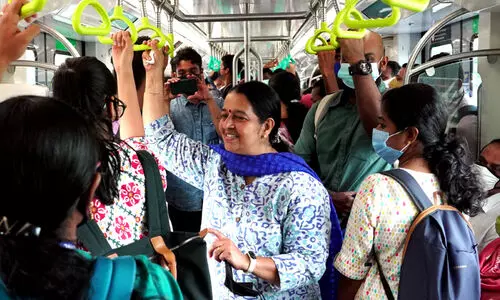 വോട്ടെല്ലാം യ​ന്ത്രത്തിലാക്കാൻ... മെട്രോയിൽ ഉമ, വീടുകൾ കയറി ജോ ജോസഫും രാധാകൃഷ്ണനും