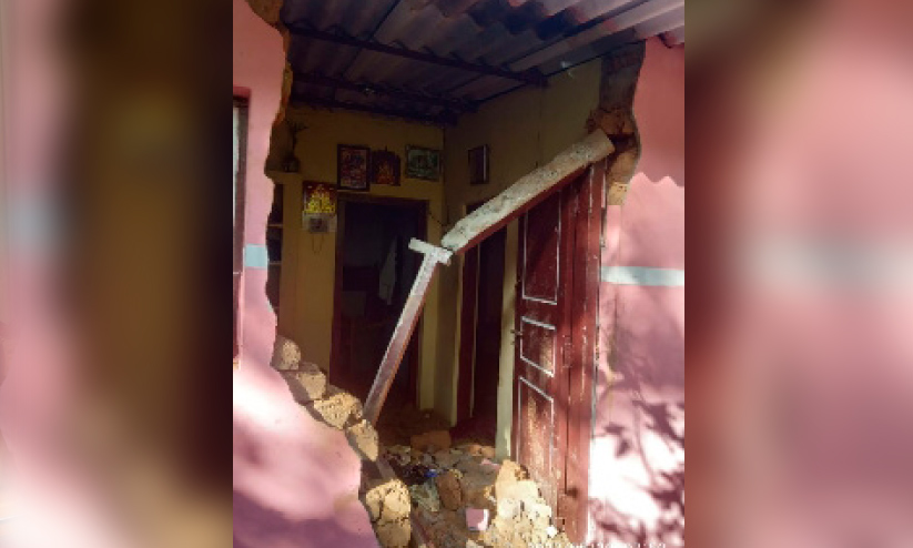 വീട്ടിനുള്ളിൽ ആന; കൈക്കുഞ്ഞുമായി ഓടിരക്ഷപ്പെട്ട് കുടുംബം വീട്ടിനുള്ളിൽ ആന; കൈക്കുഞ്ഞുമായി ഓടിരക്ഷപ്പെട്ട് കുടുംബം