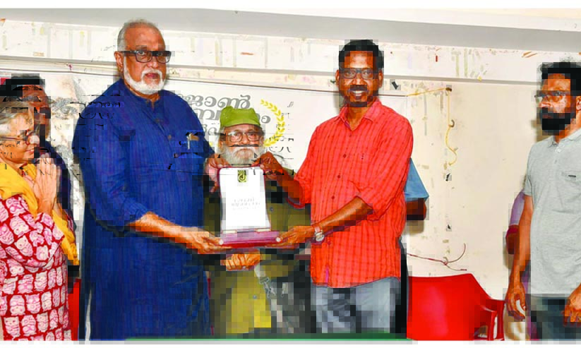 ജോൺ എബ്രഹാം പുരസ്കാരം സമ്മാനിച്ചു