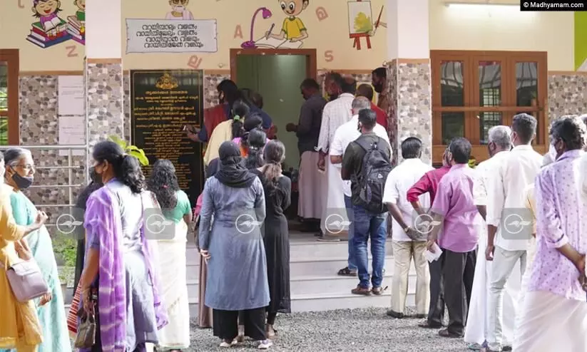 തൃക്കാക്കര ഉപതെരഞ്ഞെടുപ്പ്: മദ്യപിച്ചെത്തിയെന്ന് ആരോപണം; പ്രിസൈനിങ് ഓഫീസറെ മാറ്റി