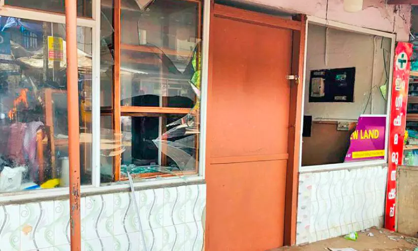 പാ​പ്പി​നി​ശ്ശേ​രിയിൽ ഹോട്ടല്‍ അടിച്ചുതകർത്തു