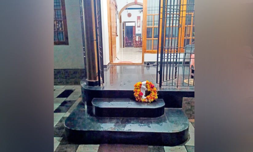 തലശ്ശേരിയിൽ വീടുകൾക്കു മുന്നിൽ റീത്ത് തലശ്ശേരിയിൽ വീടുകൾക്കു മുന്നിൽ റീത്ത്