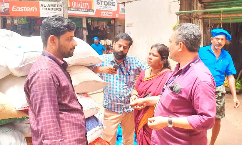 കരിഞ്ചന്തയില്‍ വില്‍ക്കാന്‍ സൂക്ഷിച്ച റേഷനരിയും ഗോതമ്പും പിടികൂടി