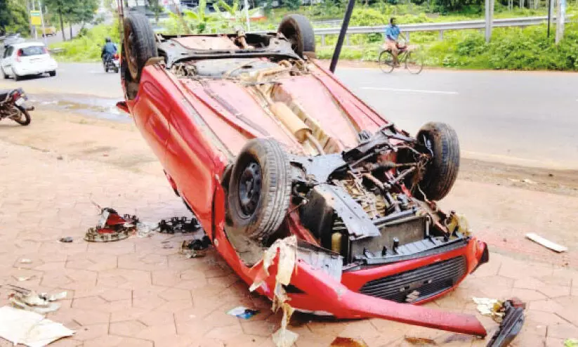 കാര് തലകീഴായി മറിഞ്ഞ് യുവാവിന് പരിക്ക് കാര് തലകീഴായി മറിഞ്ഞ് യുവാവിന് പരിക്ക്
